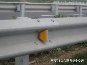 乡村公路的守护者 波形护栏与轮廓标的双重奏