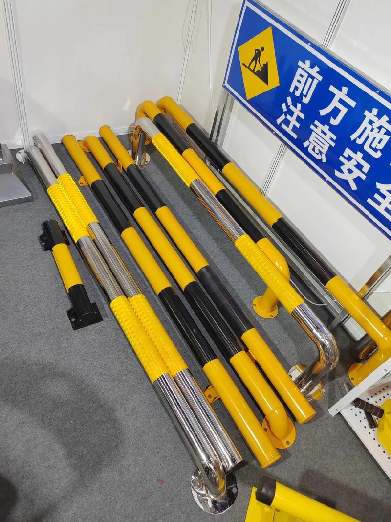 交通设施产品全解析 市政工程中的道路护栏与交通标志牌